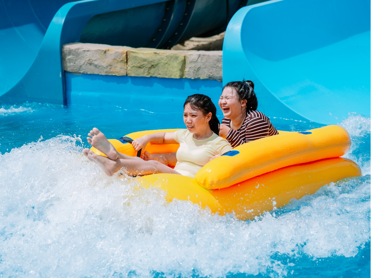Hình ảnh du khách vui vẻ tận hưởng đường trượt nước tại Sun World Vung Tau.