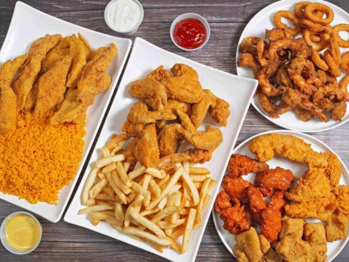 Gà rán vàng giòn, nóng hổi và món ăn luôn “cháy khay” tại quầy buffet.