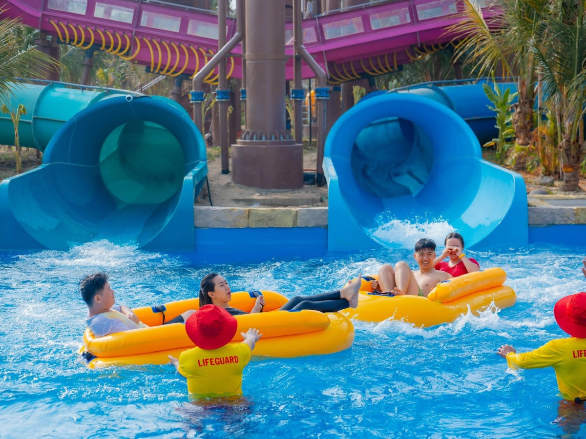 Khoảnh khắc du khách vui chơi tại công viên nước Aqua Adventure, nơi làn nước mát và tiếng cười tạo nên không khí rộn ràng.