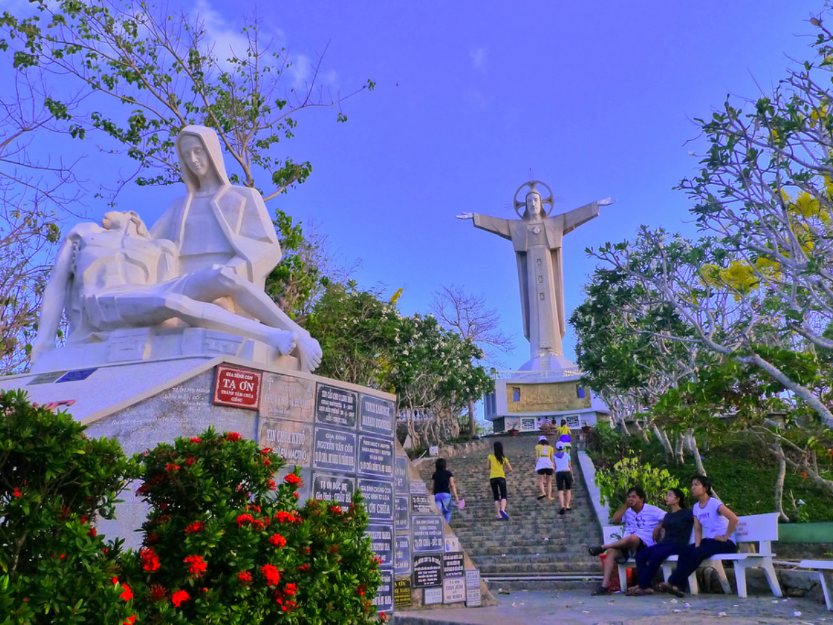 Tượng Chúa Kitô Vua với hình ảnh đôi tay dang rộng hướng ra biển, tạo điểm nhấn giữa núi và biển Vũng Tàu.