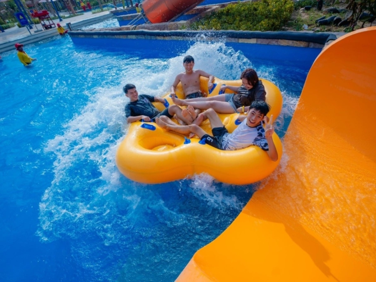Du khách chụp ảnh check-in vào buổi sáng tại Sun World Vung Tau, tận hưởng không khí trong lành và ánh sáng đẹp.