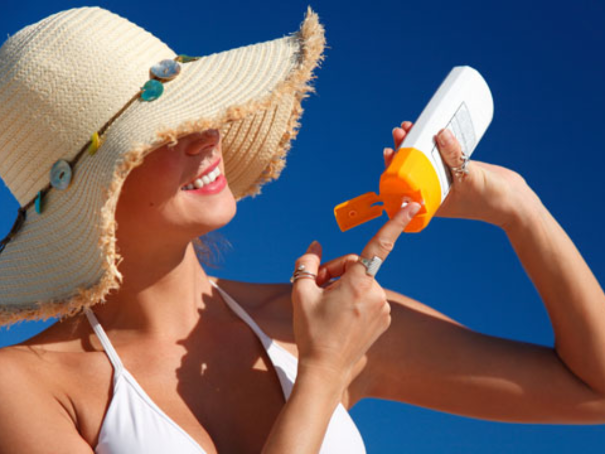 Du khách thoa kem chống nắng và chuẩn bị cho hành trình vui chơi ngoài trời tại Sun World Vung Tau.
