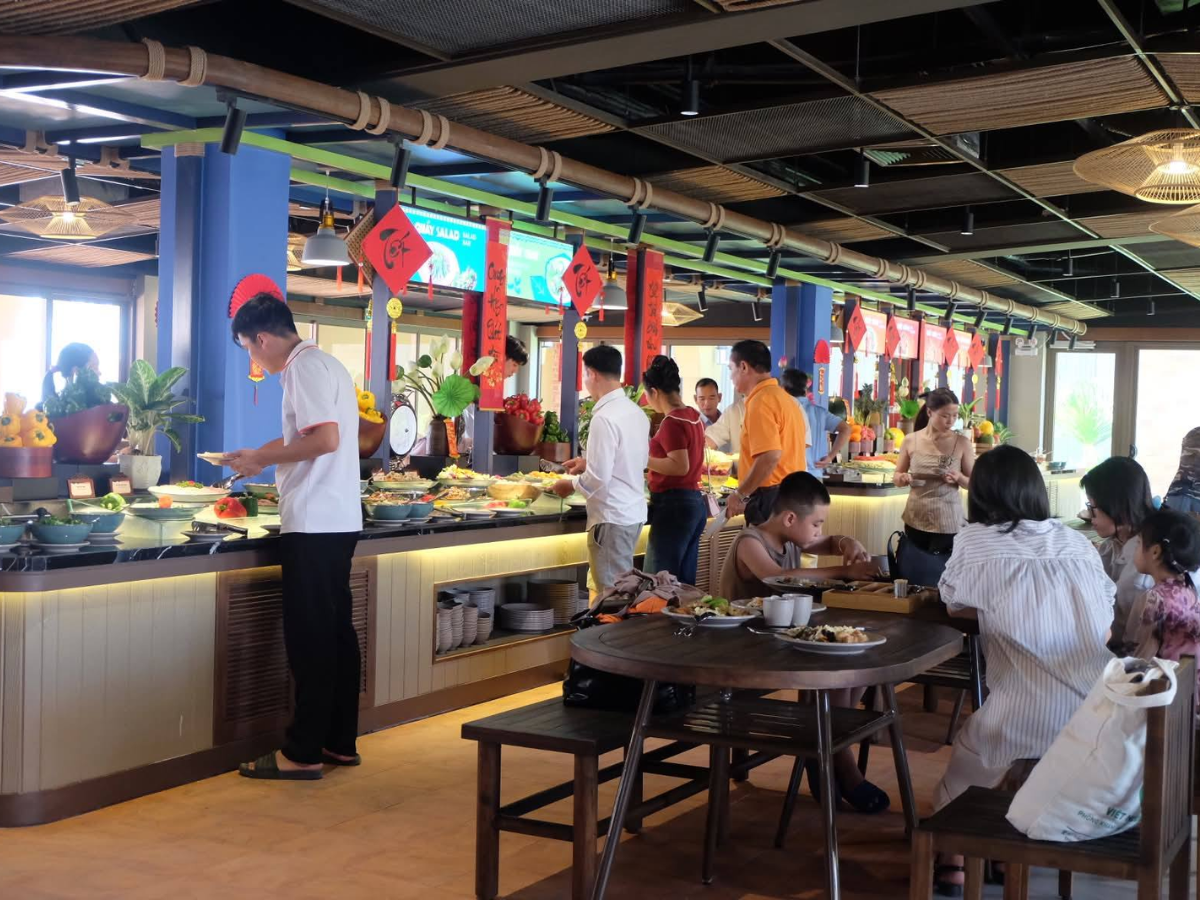 Du khách thưởng thức buffet trong combo vé + buffet tại Sun World Vung Tau với trải nghiệm ẩm thực đa dạng và tiện lợi.