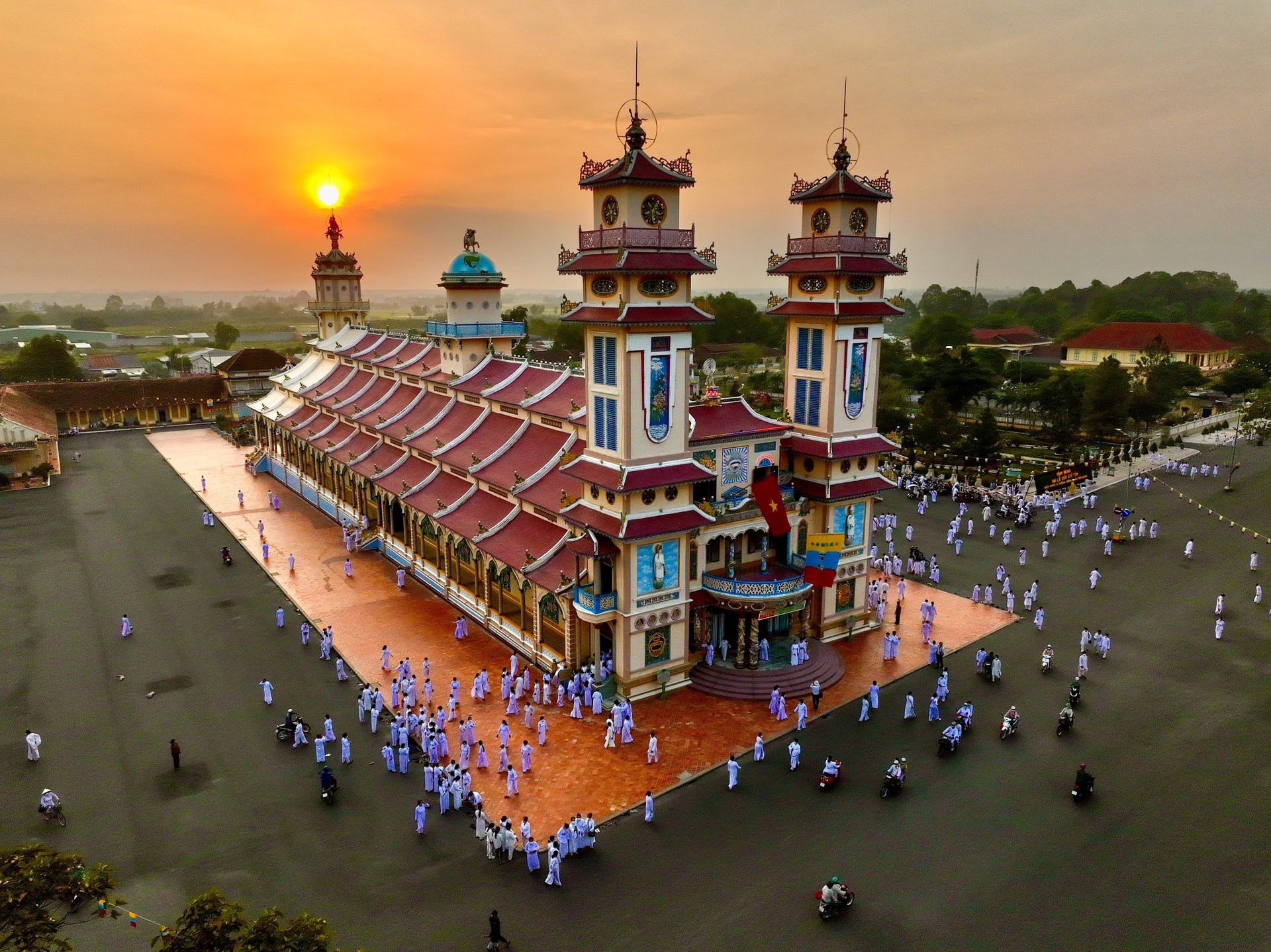 Tòa thánh Cao Đài là một trong những công trình tâm linh có kiến trúc độc đáo tại Tây Ninh