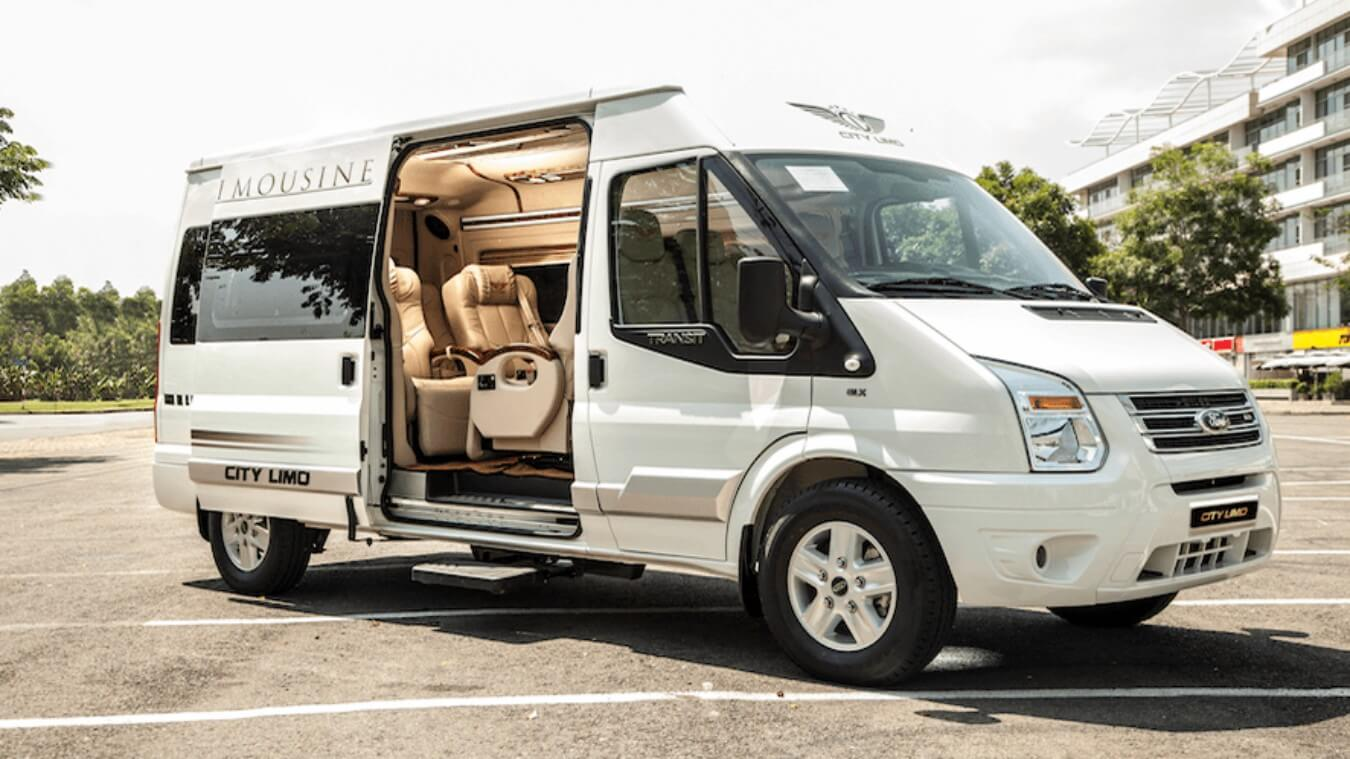 Du khách có thể di chuyển bằng xe khách hoặc xe limousine để tới Vũng Tàu