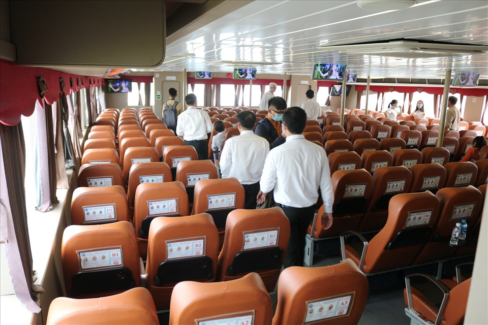 Chỗ ngồi rộng rãi và thoải mái bên trong bến phà Cần Giờ - Vũng Tàu