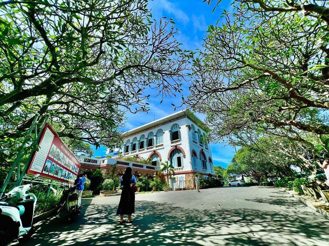 Không gian rực rỡ ánh sáng tại Quảng trường Tam Thắng về đêm