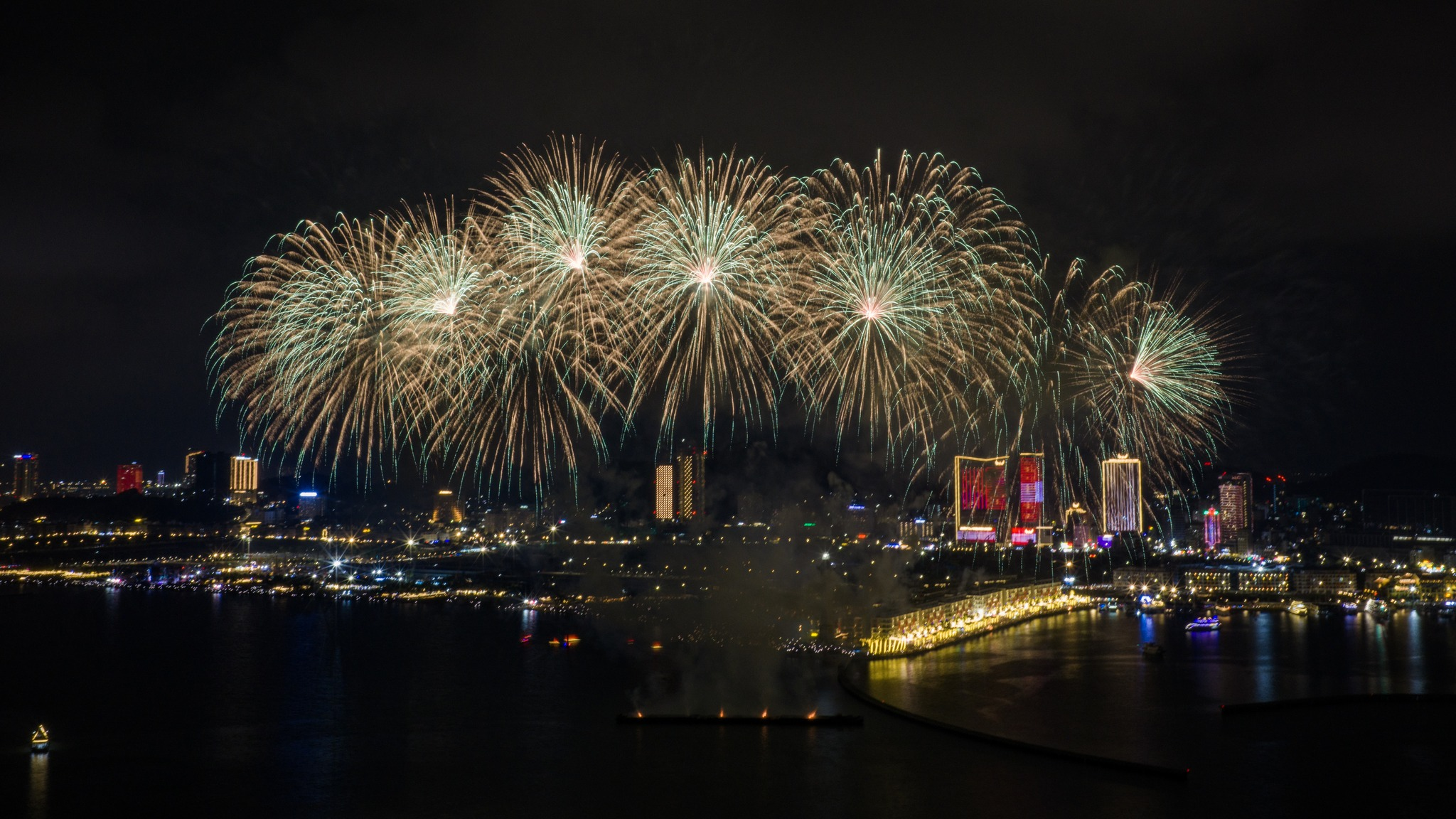 Mãn nhãn với màn trình diễn pháo hoa rực rỡ trong chương trình Blanca La Festa.