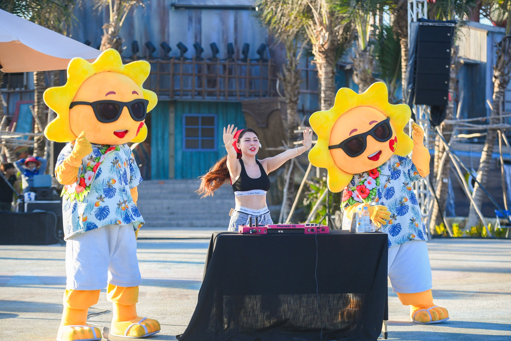 Du khách thỏa thích tương tác với dàn mascot độc quyền của Sun World.