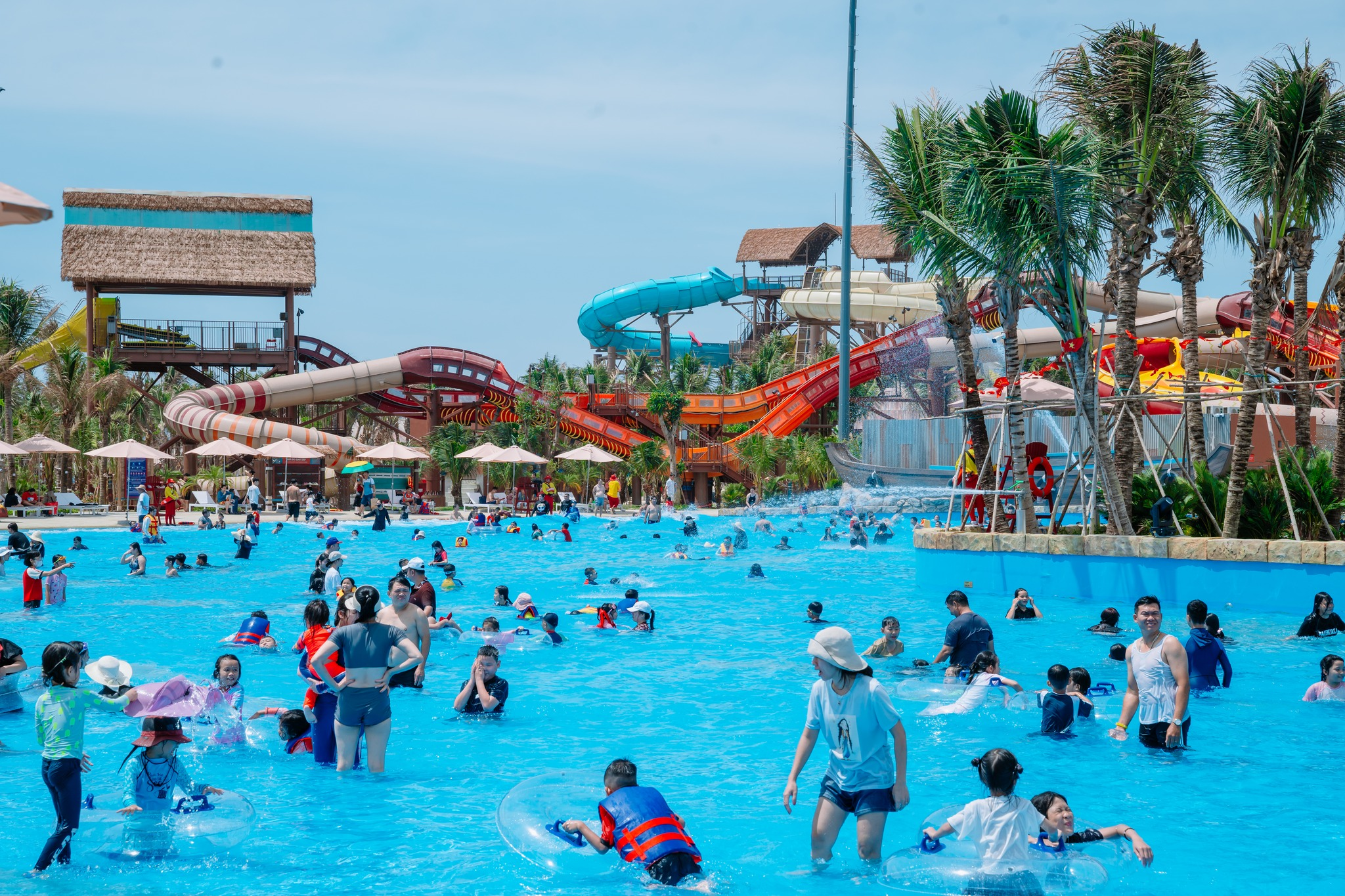 Sun World Vung Tau thu hút du khách bởi không khí sôi động và hàng loạt trò chơi thú vị.