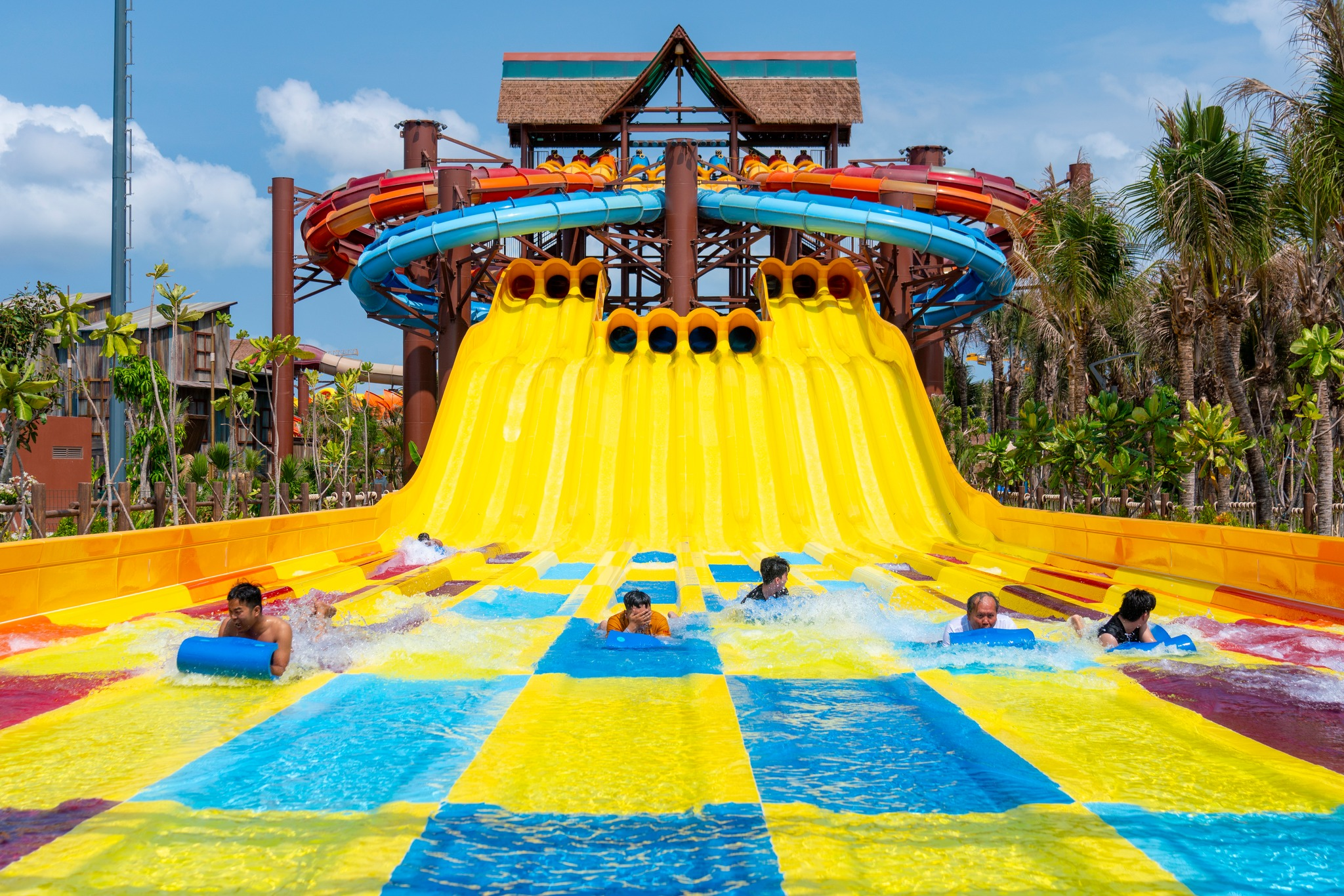 Du khách thích thú trải nghiệm trò chơi tại công viên nước Aqua Adventure.
