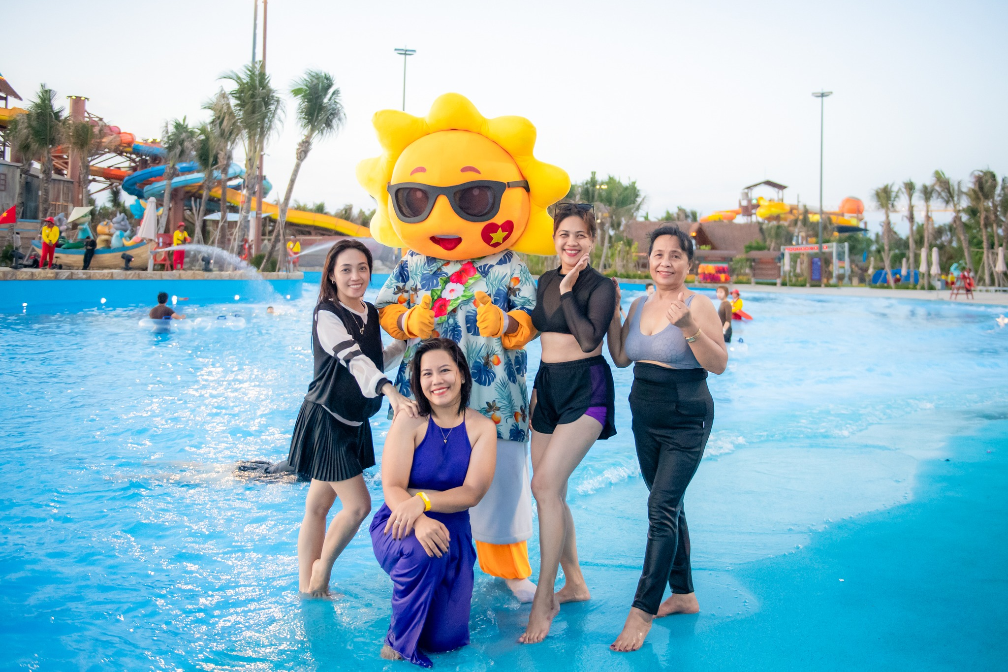 Du khách check-in với dàn Mascot độc quyền của Sun World.