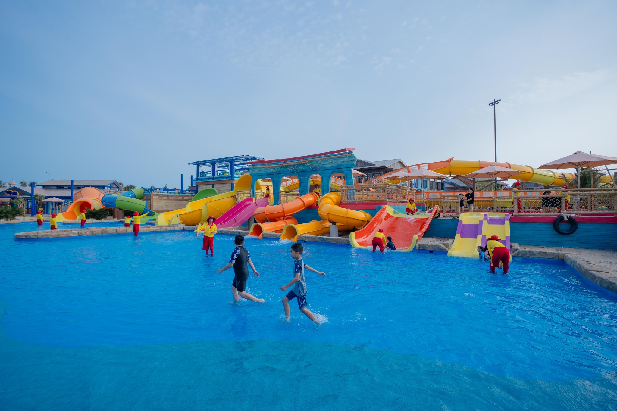 Sun World Vung Tau sở hữu không gian vui chơi rộng rãi, an toàn và rực rỡ sắc màu.