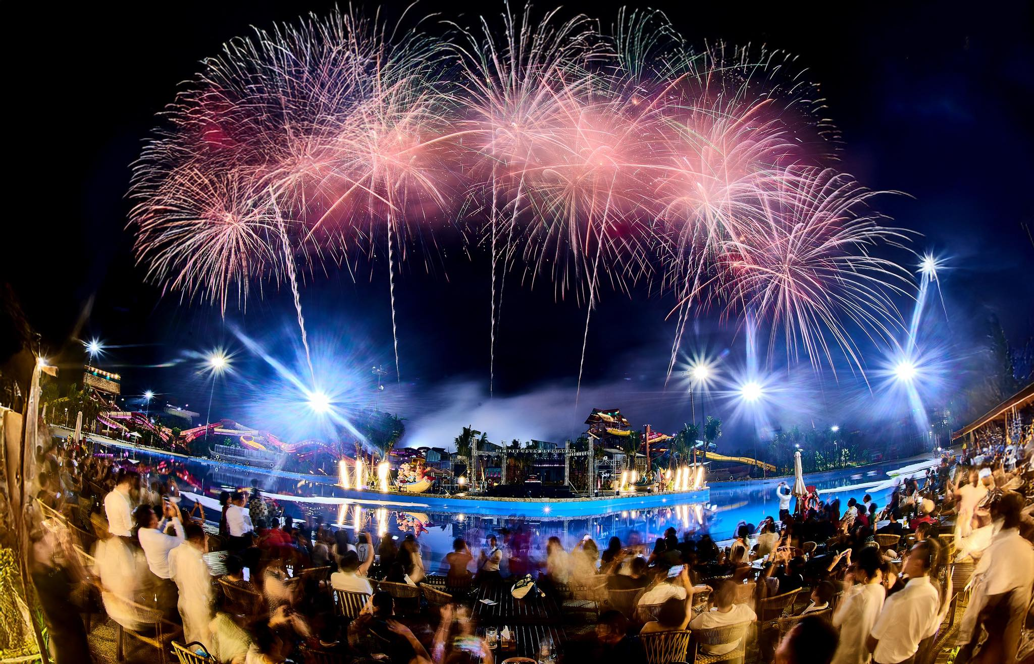 Du khách hòa mình vào không khí sôi động của lễ hội Blanca La Festa.