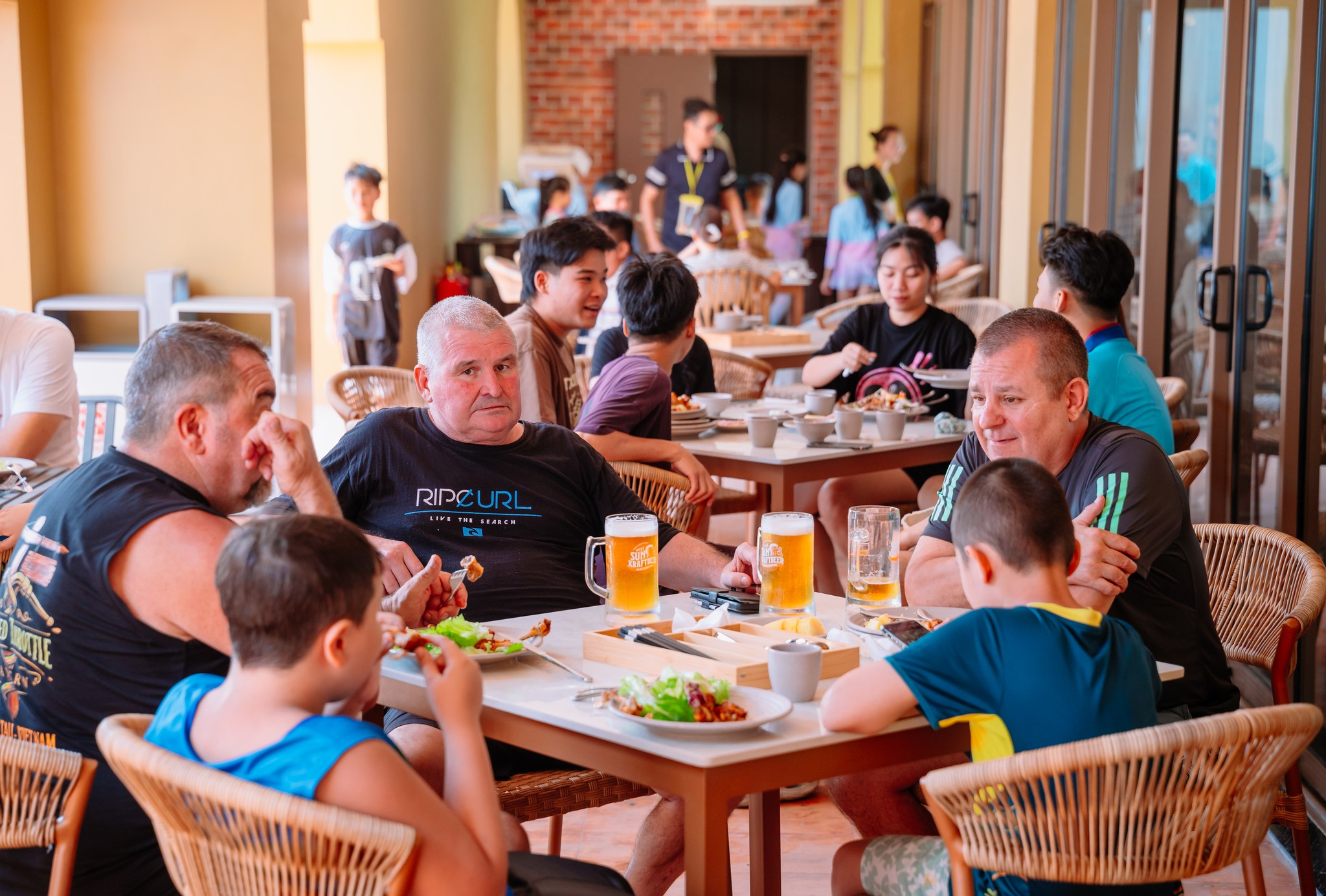 Du khách nghỉ ngơi, ăn uống nạp năng lượng sau những giờ phút vui chơi sôi động.