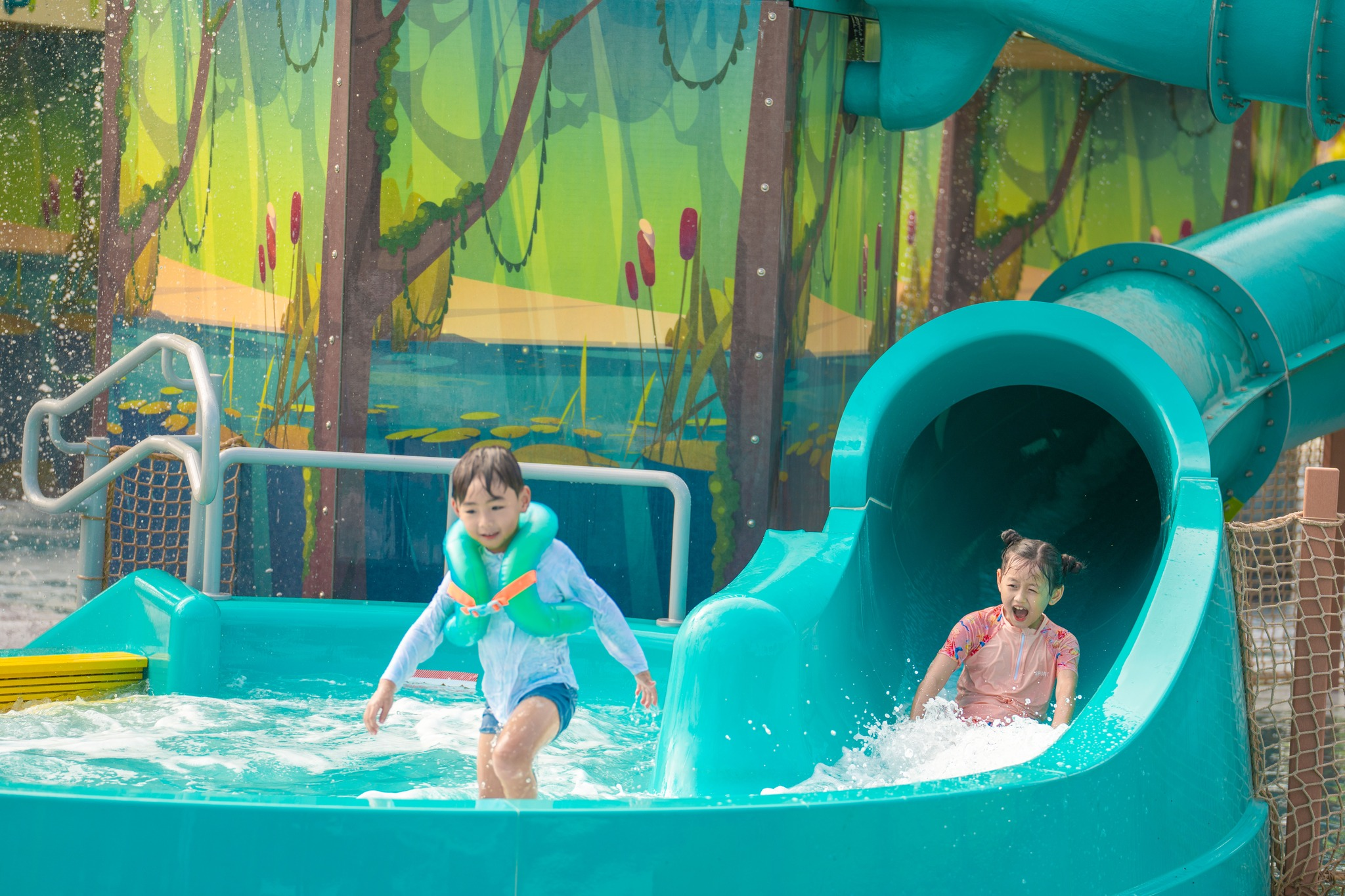 Các bạn nhỏ thích thú trải nghiệm trò chơi trượt nước đầy sôi động tại Aqua Adventure.