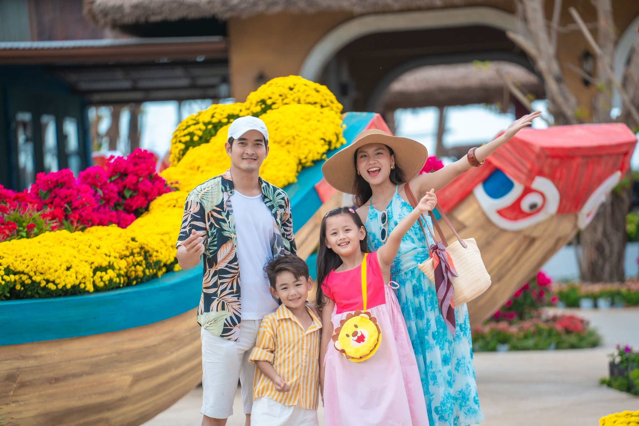 Du khách check-in với thuyền hoa rực rỡ sắc màu.