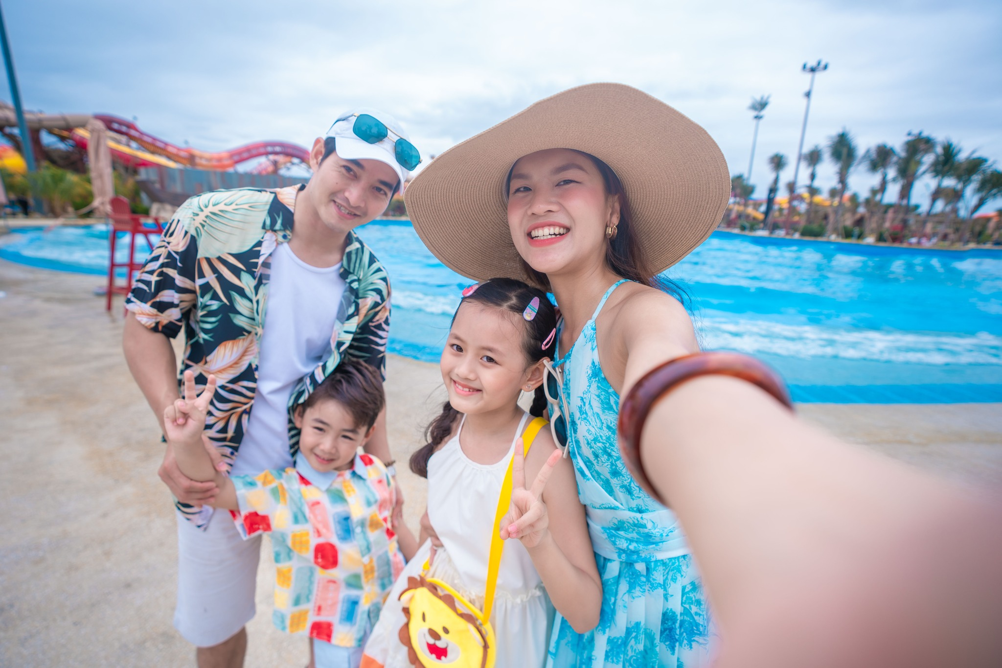 Cả gia đình check-in với không gian công viên nước Aqua Adventure sôi động.