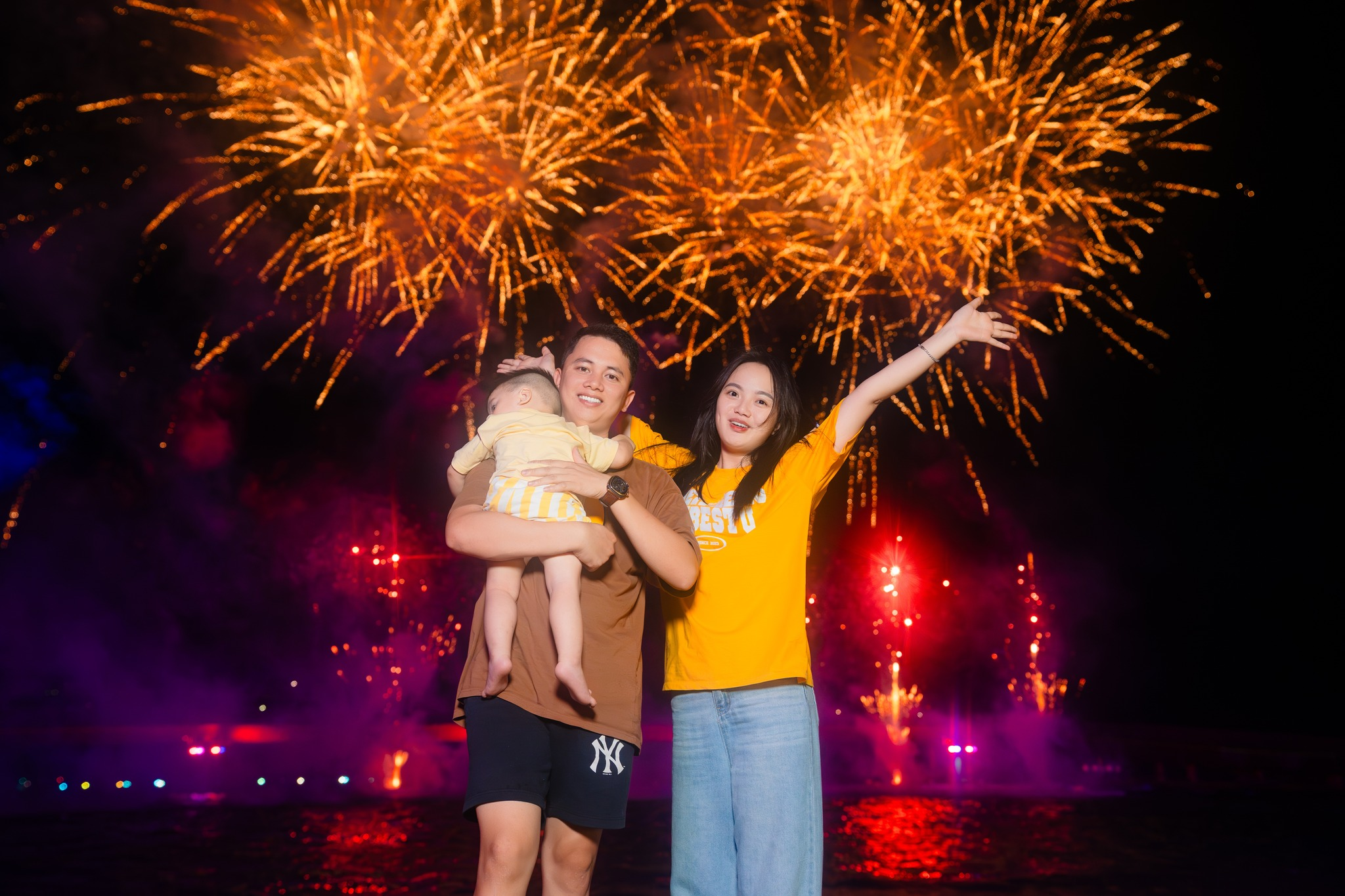 Du khách check-in với pháo hoa rực rỡ trong lễ hội Blanca La Festa.