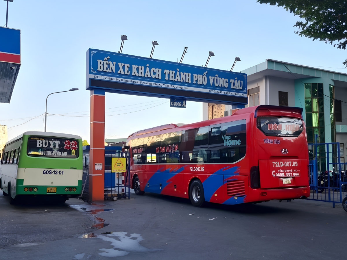 Du khách có thể dễ dàng di chuyển đến Vũng Tàu bằng xe khách hoặc limousine.