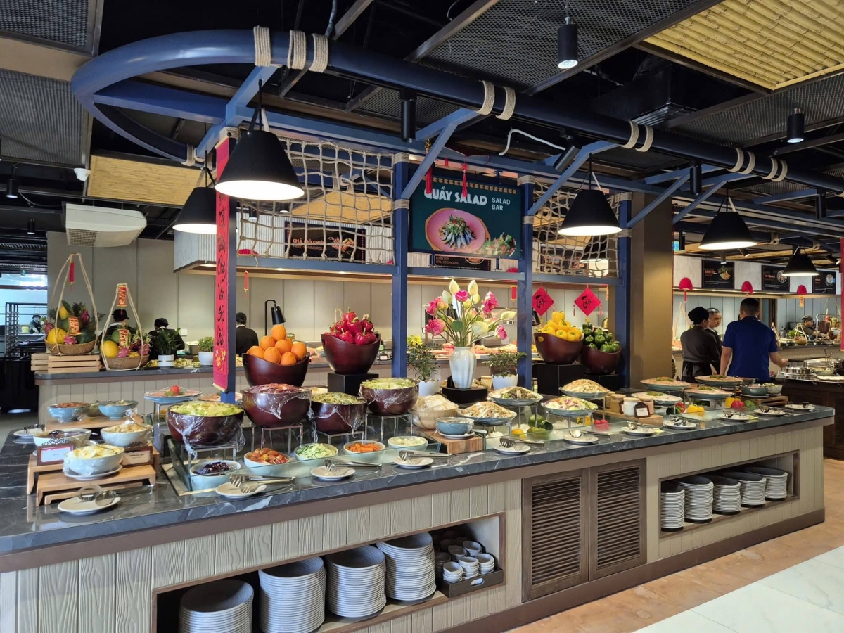 Quầy line đa dạng món ăn hấp dẫn tại nhà hàng Buffet Phố Chợ.