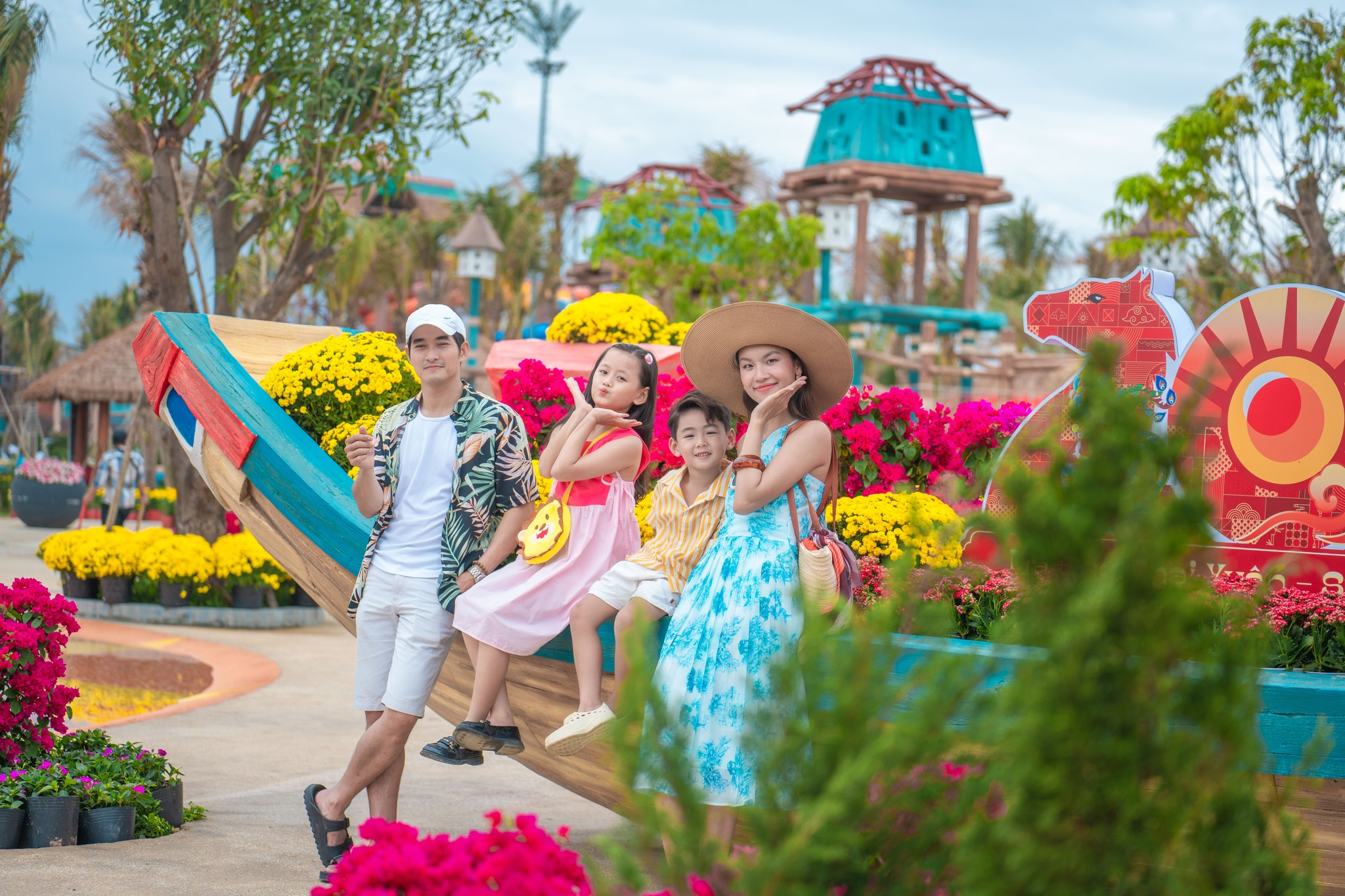 Cả gia đình thích thú check-in giữa không gian ngập tràn sắc hoa tại Sun World Vung Tau.