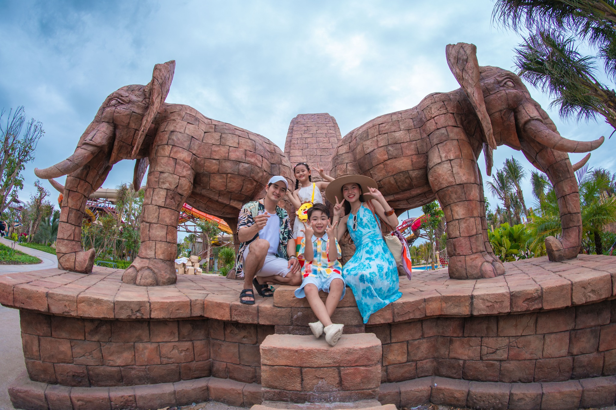 Gia đình lựa chọn trang phục đồng điệu để tạo nên những bức ảnh check-in ấn tượng tại Sun World Vung Tau.