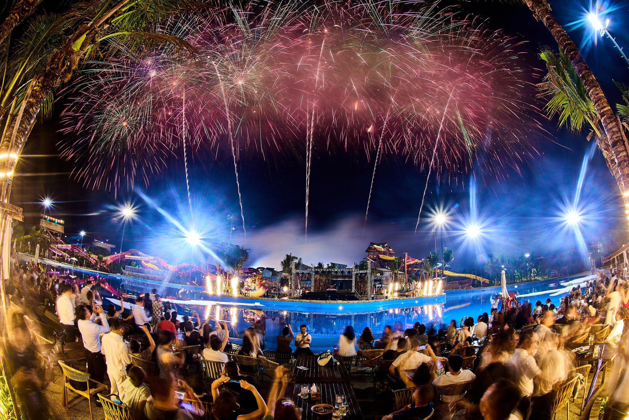 Lễ hội Blanca La Festa mang đến không khí sôi động với âm nhạc, màu sắc và các hoạt động giải trí độc đáo