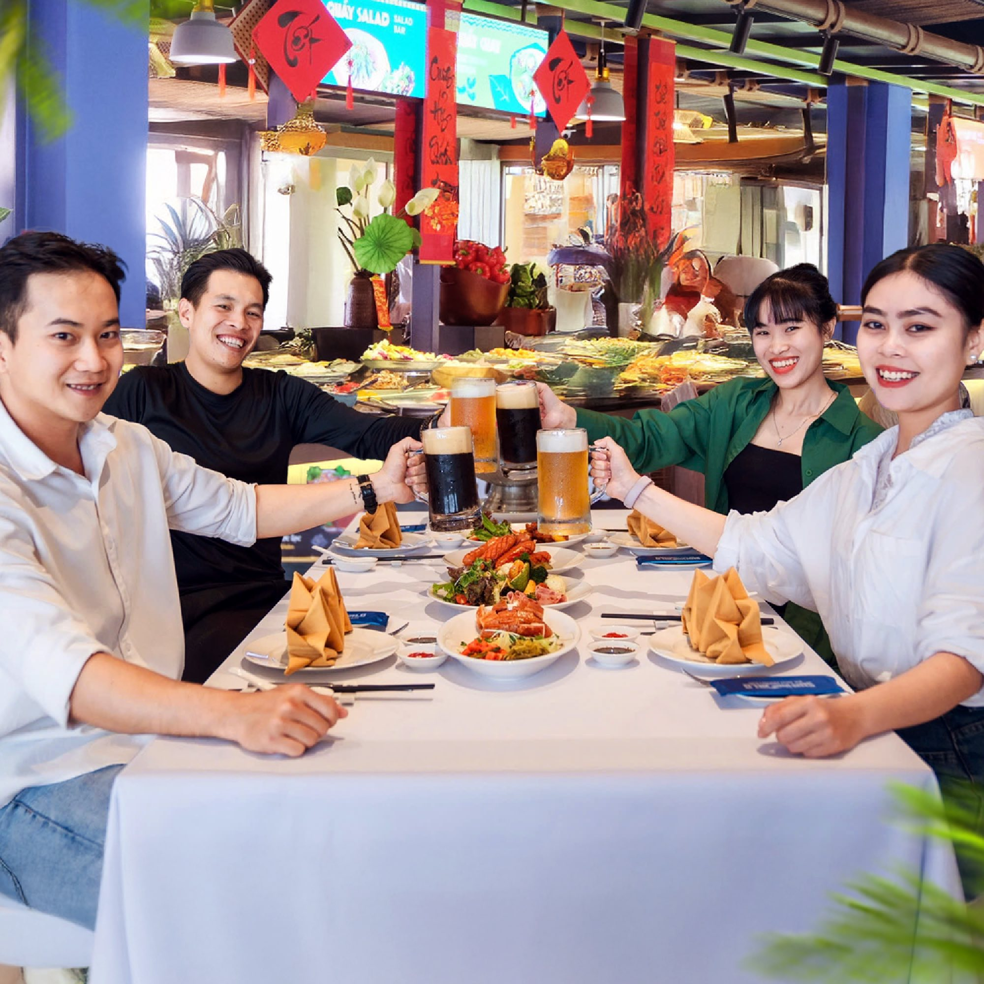 Du khách thưởng thức ẩm thực và nạp năng lượng sau những giờ phút vui chơi sôi động.