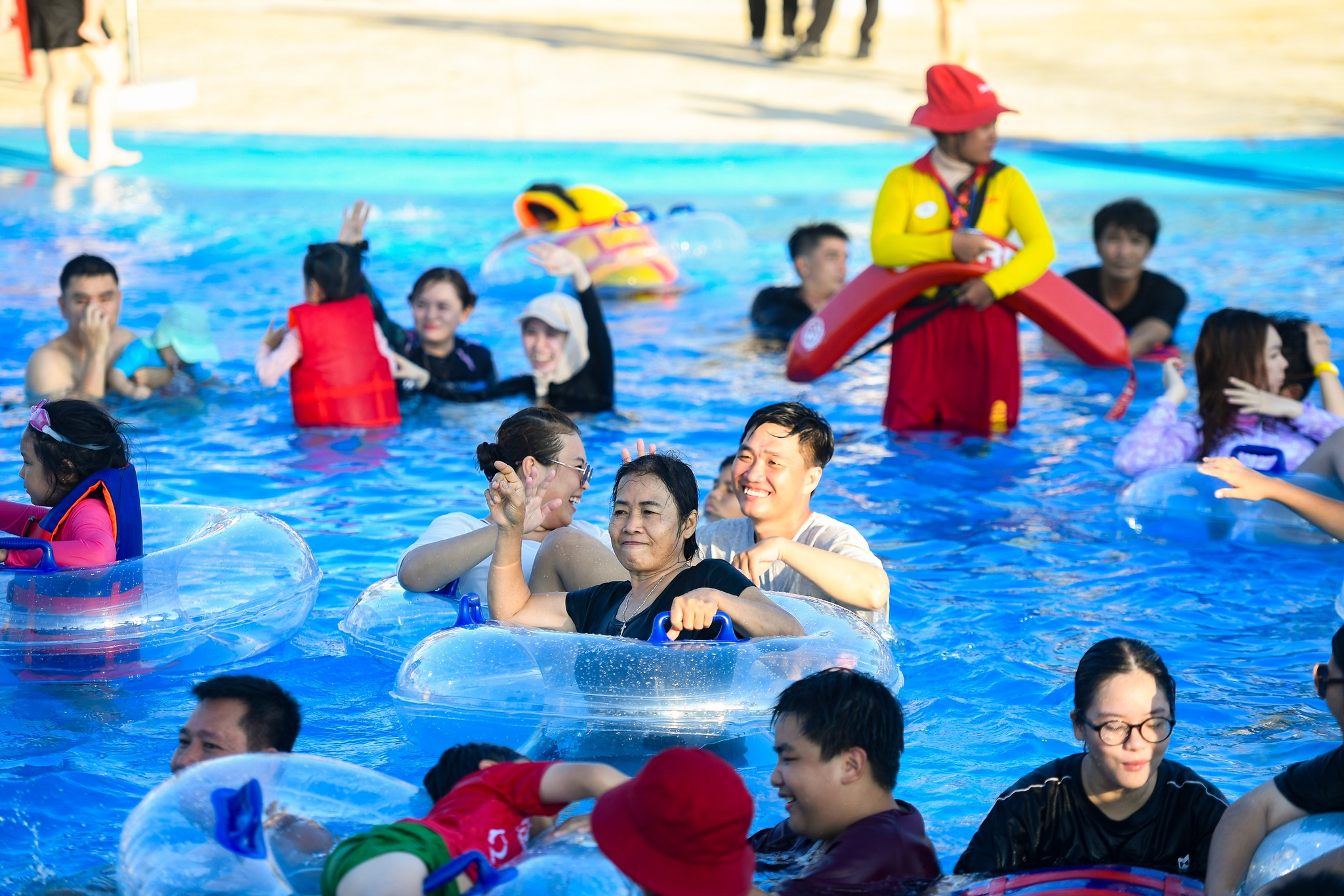 Khu vực Vịnh Phồn Hoa với không gian rộng lớn mang đến trải nghiệm vui chơi và thư giãn thoải mái cho du khách.