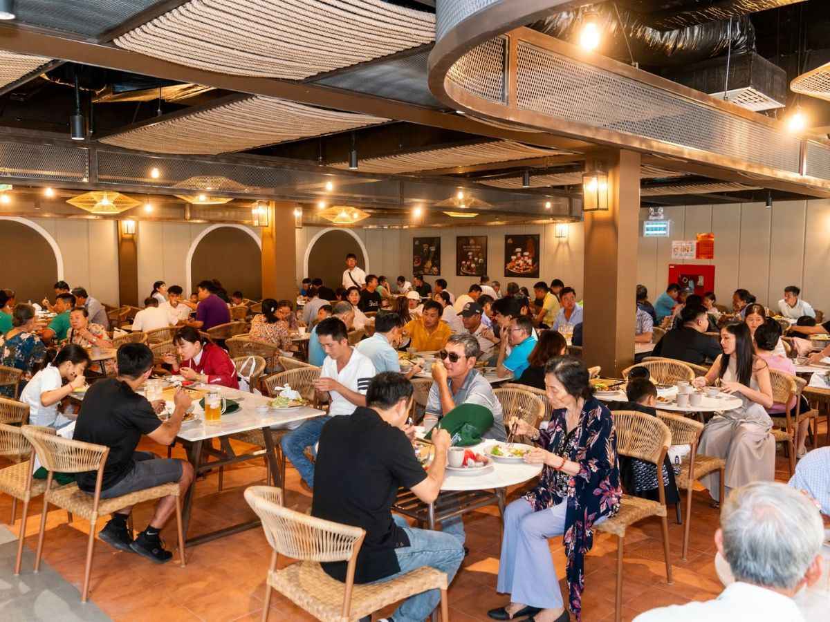Sau khi trải nghiệm và chinh phục những trò chơi Sun World Vung Tau, du khách có thể nạp năng lượng vào buổi trưa với những món ăn ngon, tươi mới.