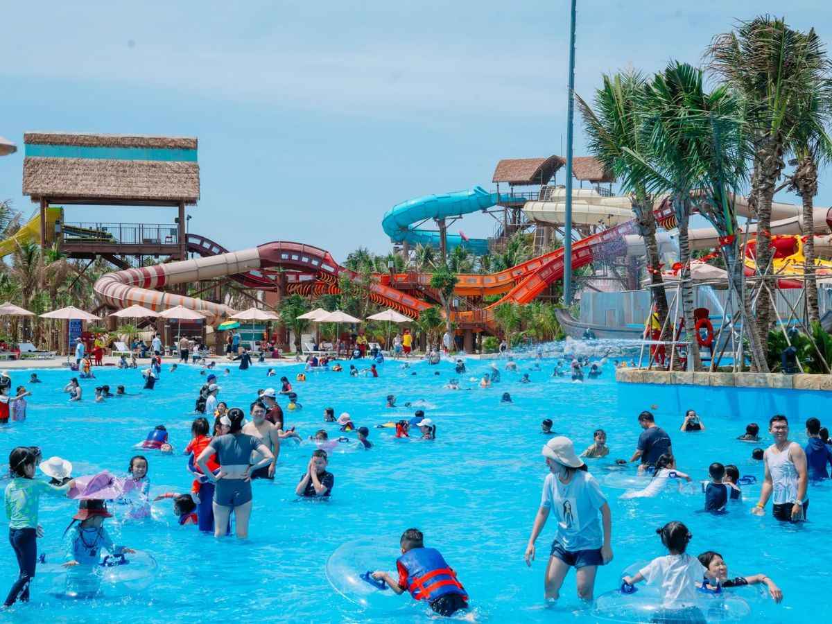 Sun World Vung Tau là điểm đến giải nhiệt lý tưởng trong mùa hè nhờ sự kết hợp giữa hệ thống trò chơi nước kỷ lục, vị trí sát biển thoáng đãng và chuỗi lễ hội đêm rực rỡ.