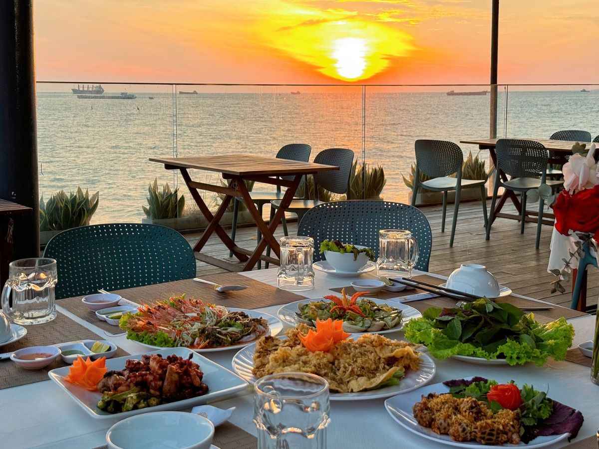 Thưởng thức ẩm thực địa phương giúp chuyến đi tour TP.HCM Vũng Tàu thêm trọn vẹn.