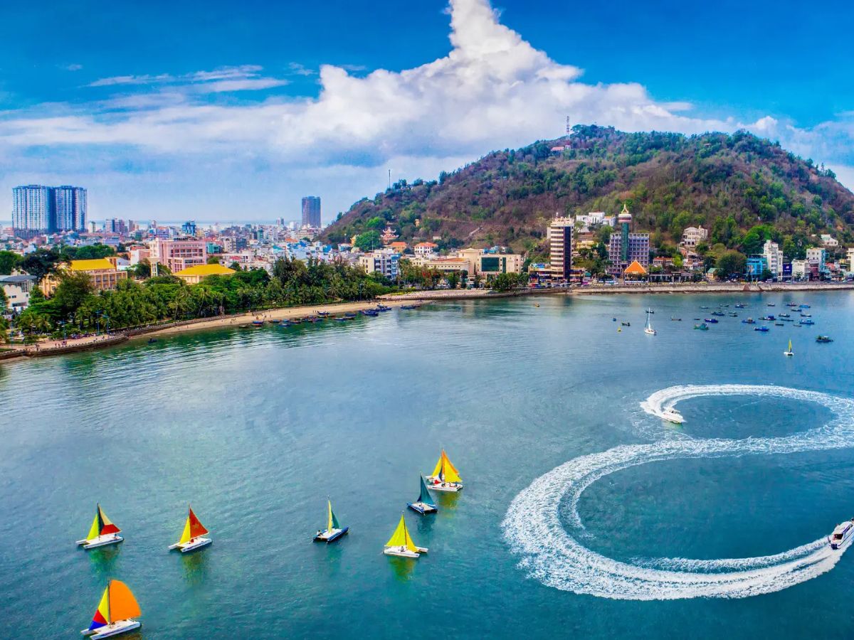 Lựa chọn lý tưởng nhất cho tour từ TP.HCM đi Vũng Tàu là 2 ngày 1 đêm vừa đủ để du khách nghỉ dưỡng, tắm biển và ghé thăm hầu hết các địa danh nổi tiếng.