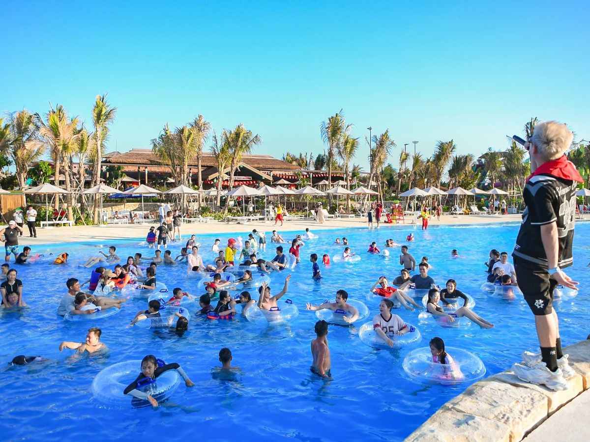 Du lịch Vũng Tàu vào mùa hè hấp dẫn du khách bởi sự kết hợp giữa nhiều điểm check in đẹp, các hoạt động giải trí sôi động và ẩm thực biển đặc sắc.