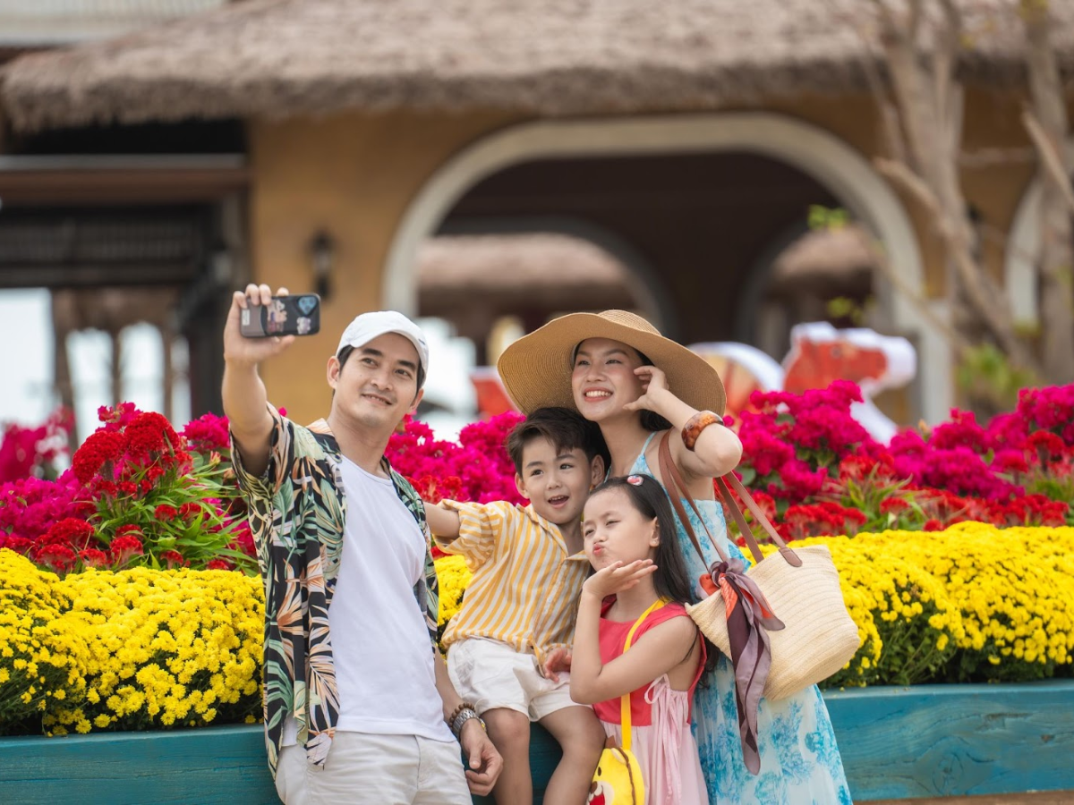 Nhóm du khách gia đình check-in tại Sun World Vung Tau