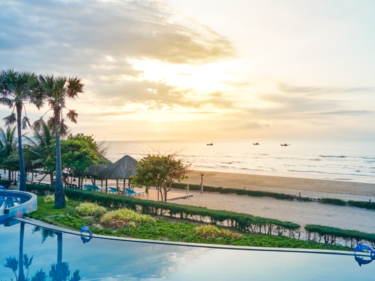 Hồ bơi và khuôn viên xanh tại resort nghỉ dưỡng cao cấp ở Vũng Tàu
