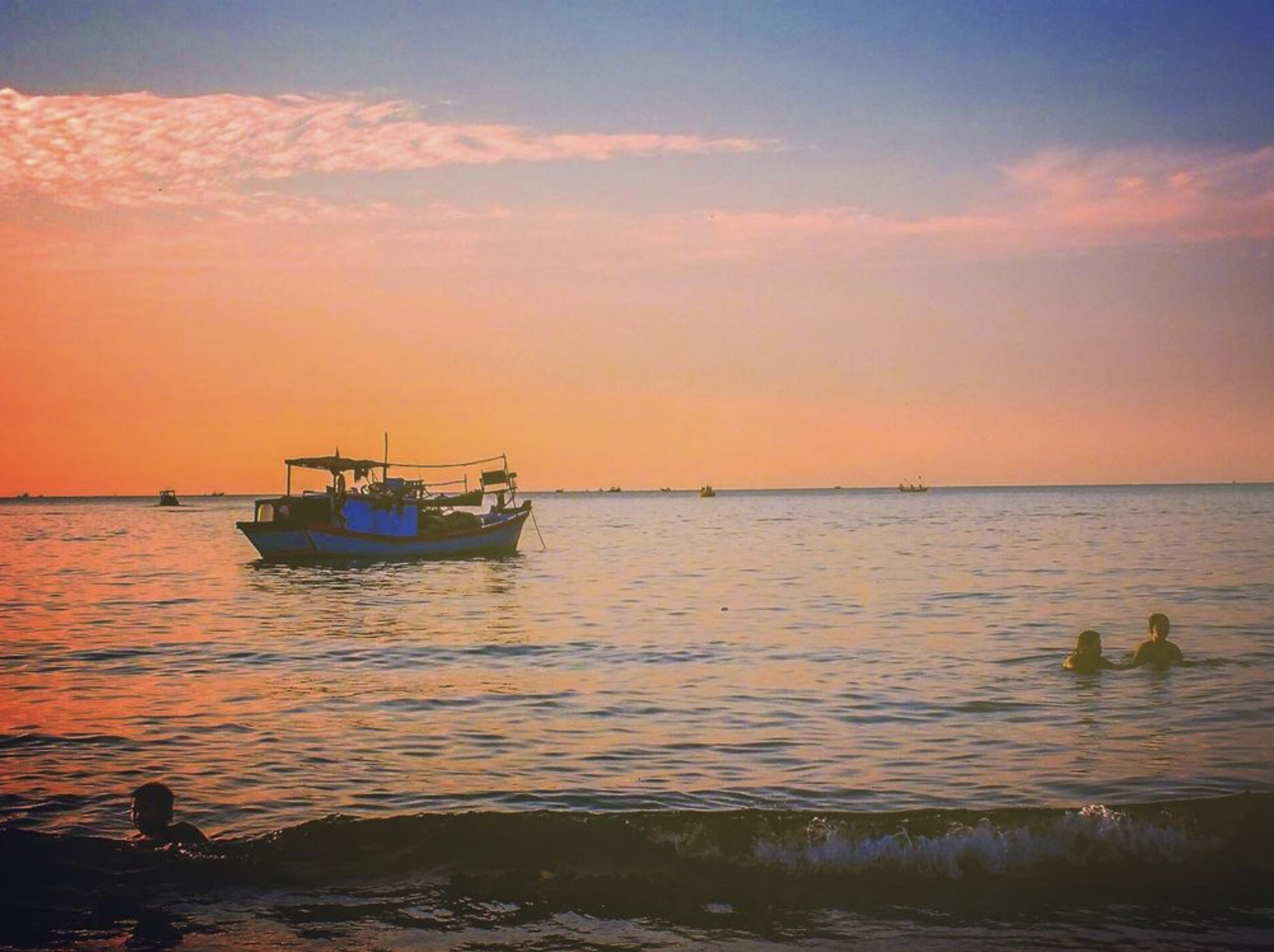 Khung cảnh Bãi Dâu Vũng Tàu với biển xanh và địa hình núi ven bờ