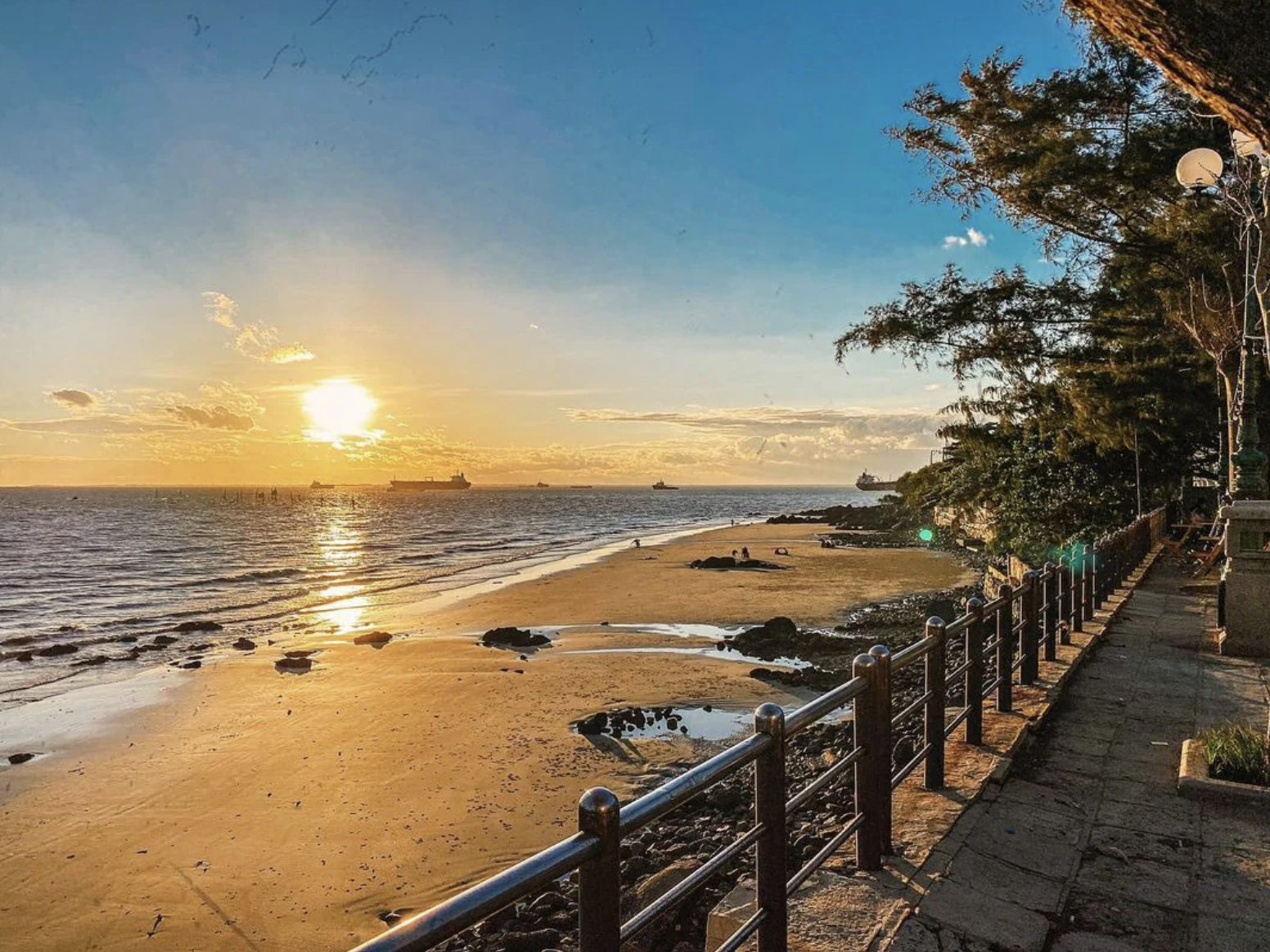 Bãi biển Vũng Tàu với bờ cát dài và làn nước xanh trong phù hợp chụp ảnh du lịch