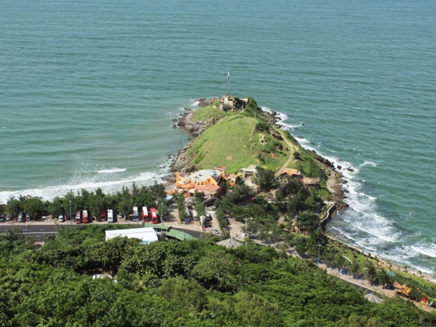 Khung cảnh biển và vách đá tại Mũi Nghinh Phong, Vũng Tàu
