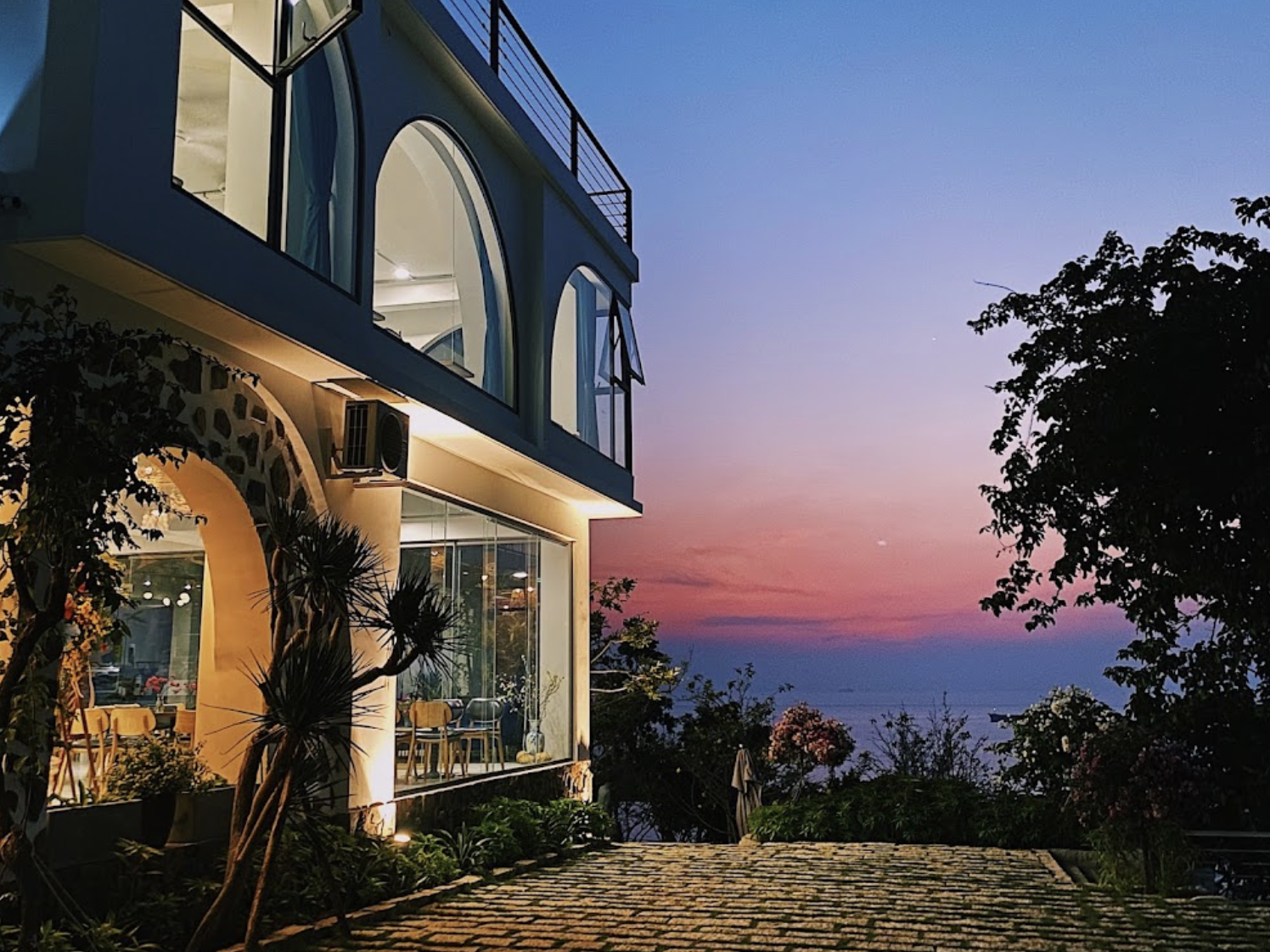 Không gian quán cà phê The Hill Coffee Vung Tau với tầm nhìn hướng ra cảnh quan biển