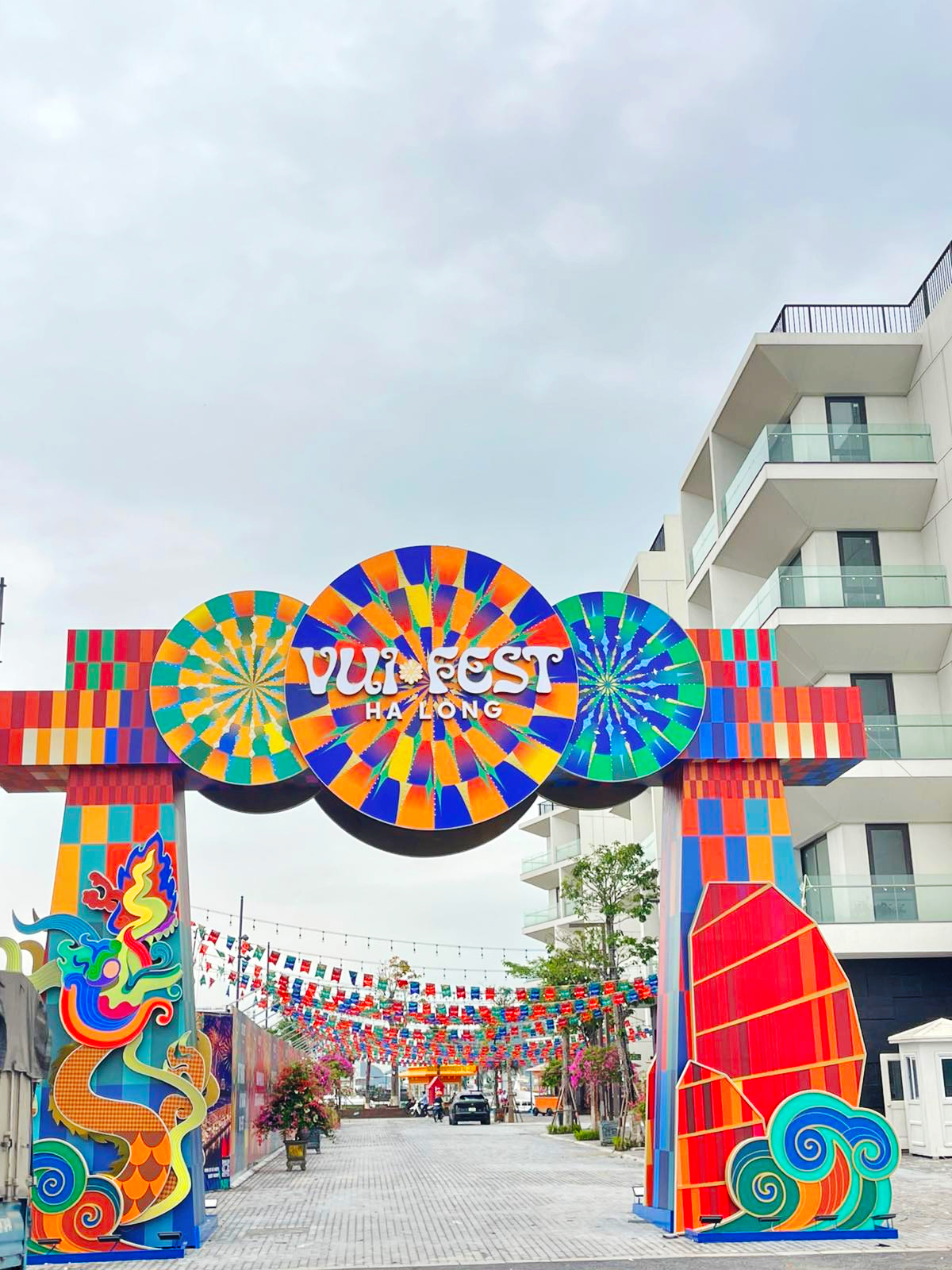 Hình ảnh cập nhất mới nhất ngày 24/4 ở khu vực VUI-Fest Ha Long, hứa hẹn thu hút rất đông khách du lịch dịp Giỗ Tổ và 30/4-⅕